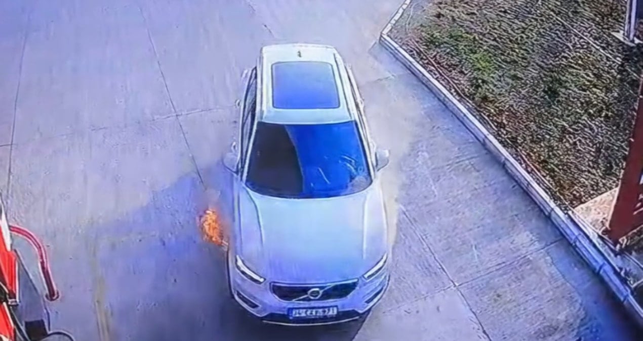 Akaryakıt istasyonunda korkutan anlar! Arızalanan araç aniden alev aldı