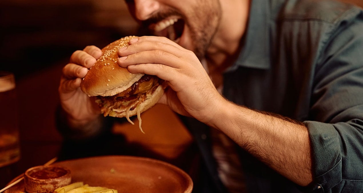 Hamburgeri öyle bir yedi ki anında acile kaldırıldı
