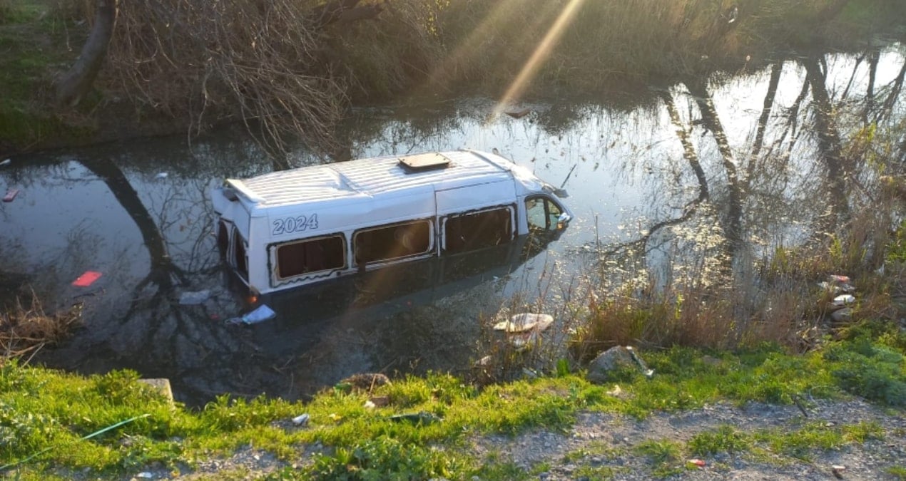 İşçileri taşıyan minibüs dereye uçtu, 8 kişi yaralandı