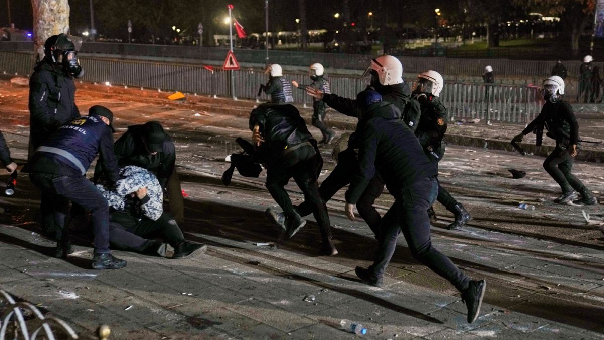İçişleri Bakanı Ali Yerlikaya: 19 Mart’tan itibaren protestolarda 1.418 kişi gözaltına alındı
